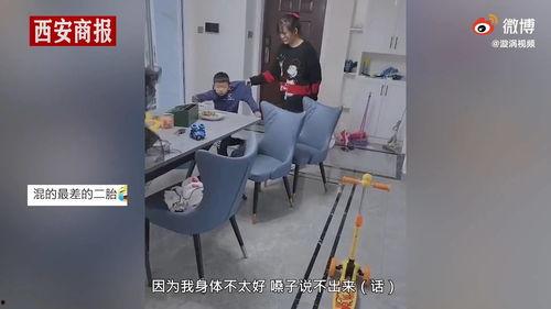 姐姐和弟弟成人吃饭视频,一家人的美好团圆时刻