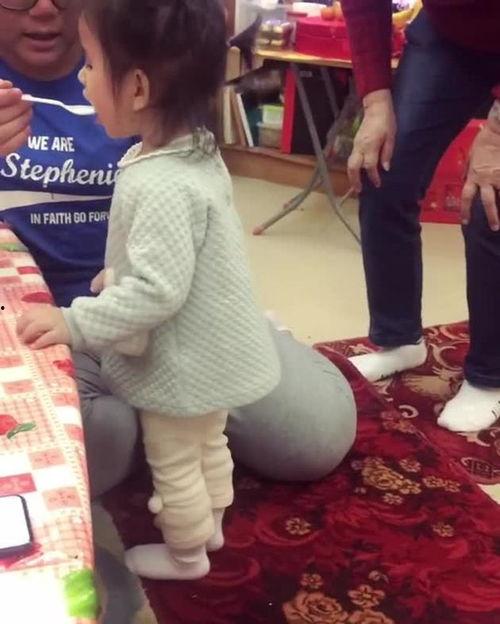 成人女儿跳舞视频,女儿翩翩起舞，展现家庭温馨时刻