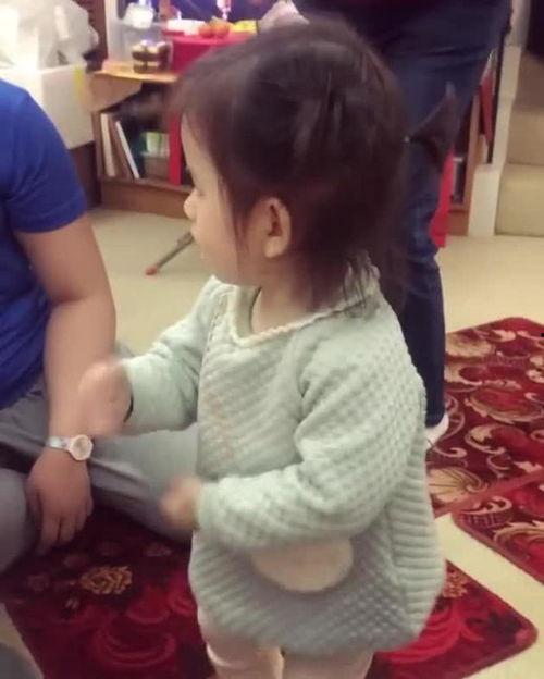 成人女儿跳舞视频,女儿翩翩起舞,展现家庭温馨时刻