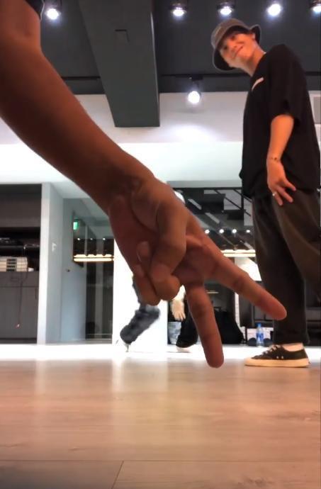 成人男人练舞袜子视频,揭秘成人男性练舞袜子的魅力瞬间